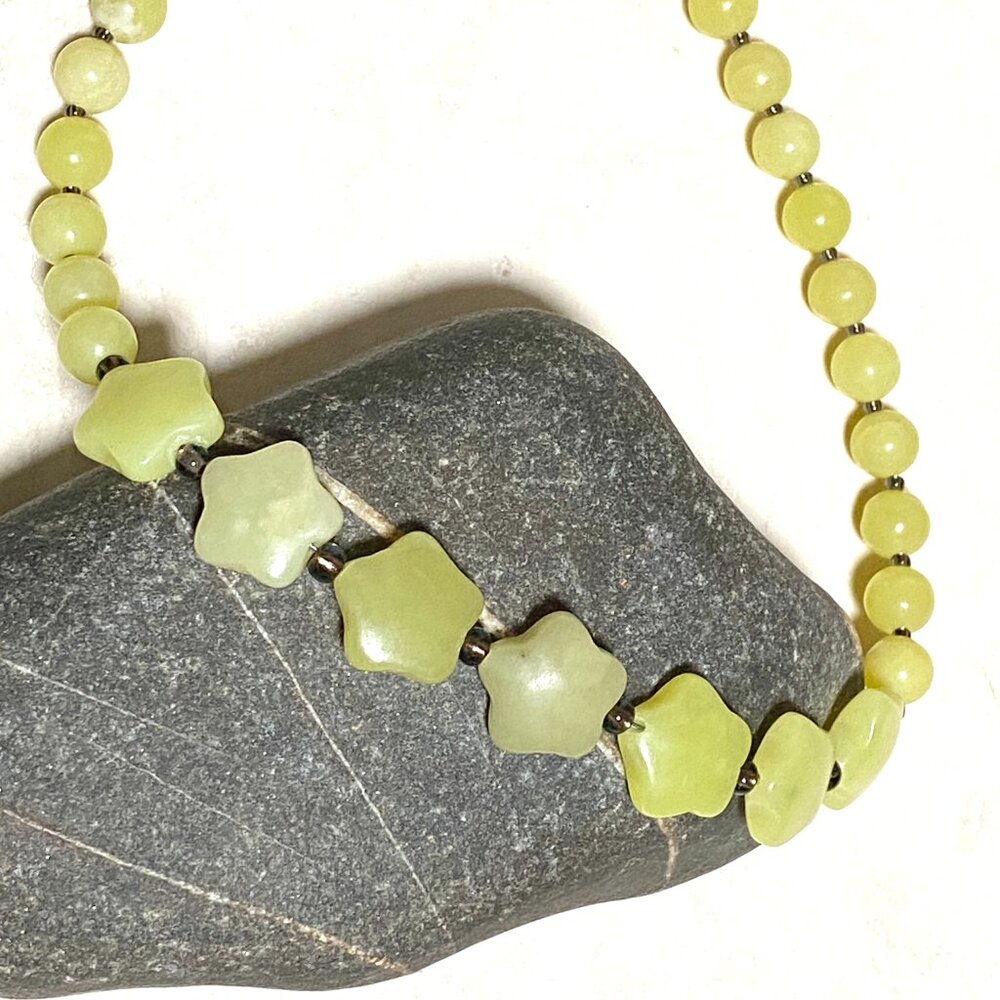 Starry Night Necklace, Lemon Yellow Star-Shape Serpentine Beaded Choker - Picture 5 of 15
